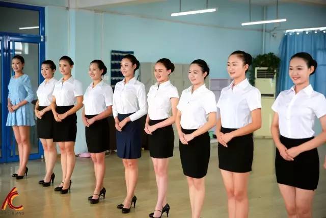 空乘禮儀中標(biāo)準(zhǔn)站姿的關(guān)鍵要素及其在會議與展覽服務(wù)中的應(yīng)用